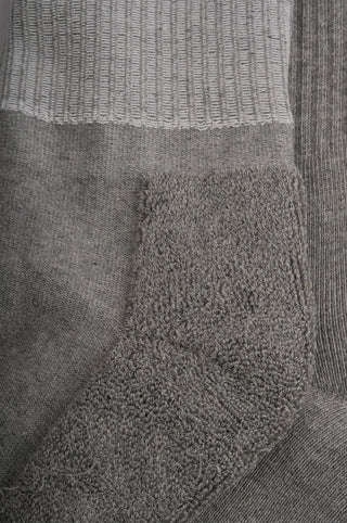 Close-up detail of grey organic cotton athletic socks showcasing texture and design | TP_IMAGE_TYPE=DETAIL