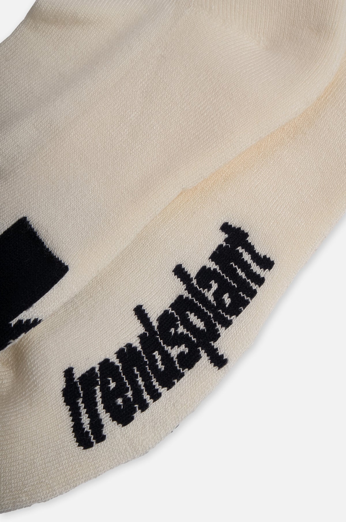 Détail en gros plan des chaussettes Natural Bamboo Athletic Socks, mettant en valeur la texture et le logo | TP_IMAGE_TYPE=DETAIL