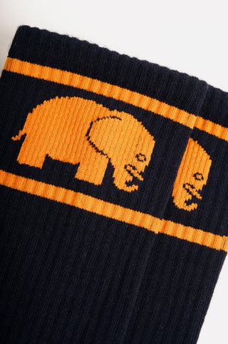 Détail en gros plan des chaussettes de sport en bambou bleu marine avec des motifs d'éléphants orange | TP_IMAGE_TYPE=DETAIL