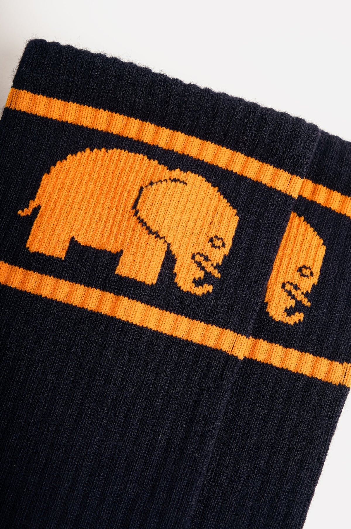 Détail en gros plan des chaussettes de sport en bambou bleu marine avec des motifs d'éléphants orange | TP_IMAGE_TYPE=DETAIL