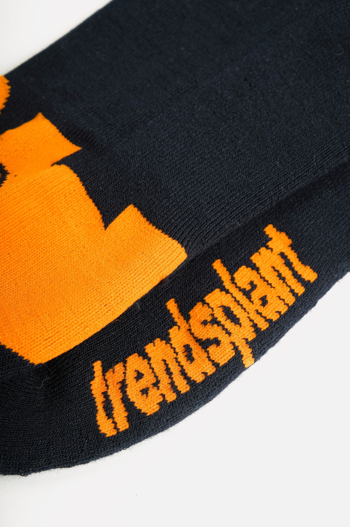 Détail en gros plan des Navy Bamboo Athletic Socks montrant le logo et la texture | TP_IMAGE_TYPE=DETAIL
