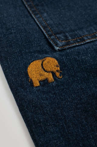 Gros plan sur l'éléphant brodé du short d'escalade en denim recyclé, lavage foncé | TP_IMAGE_TYPE=DETAIL