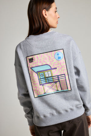 Persona che indossa una Women's Antonyo Marest x Trendsplant Art Hut Oversized Sweatshirt in Sport Grey, vista posteriore | TP_IMAGE_TYPE=MODEL_BACK