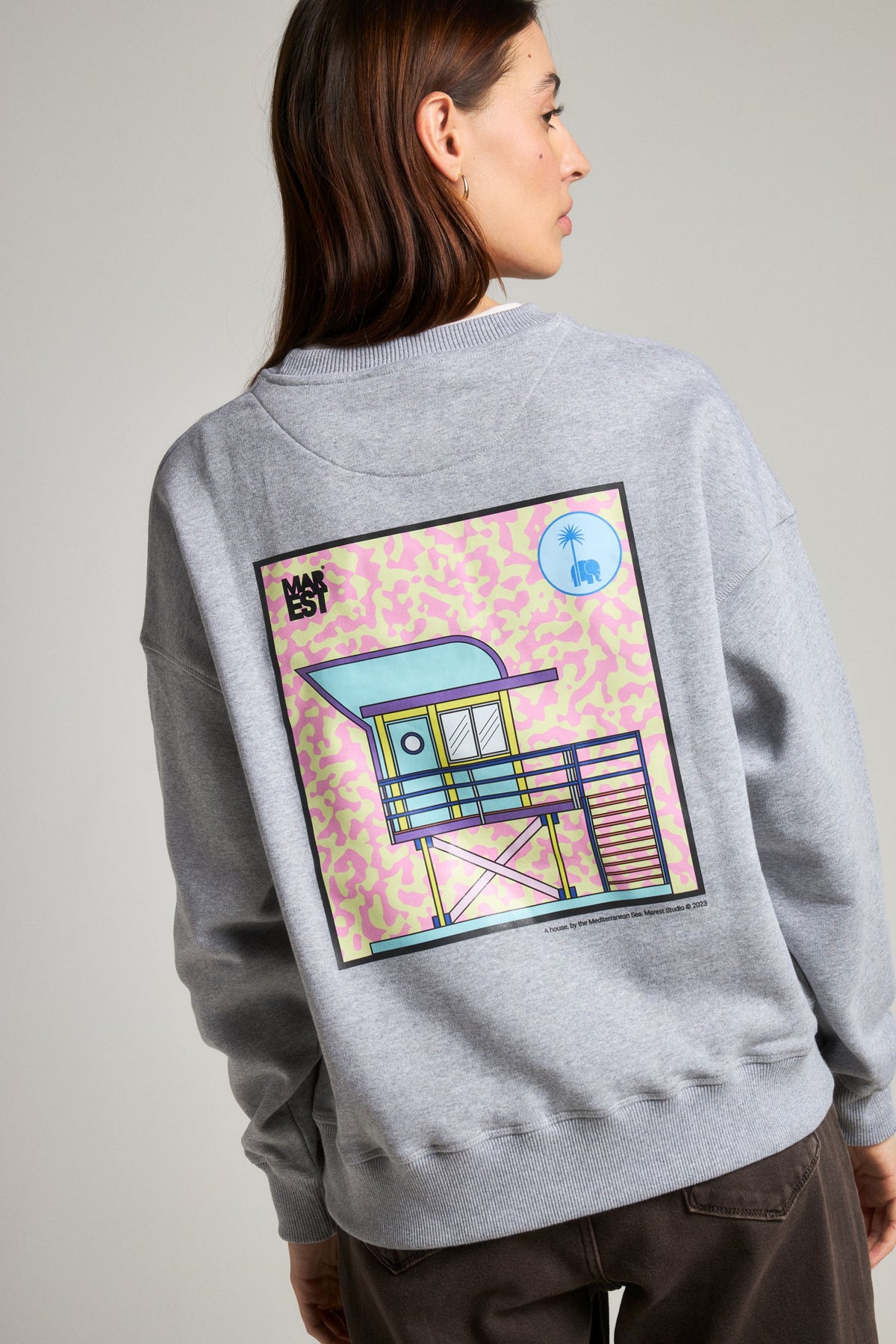 Persona che indossa una Women's Antonyo Marest x Trendsplant Art Hut Oversized Sweatshirt in Sport Grey, vista posteriore | TP_IMAGE_TYPE=MODEL_BACK
