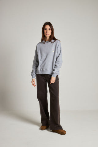 Persona che indossa la Women's Antonyo Marest x Trendsplant Art Hut Oversized Sweatshirt in Sport Grey, vista frontale | TP_IMAGE_TYPE=MODEL_FRONT