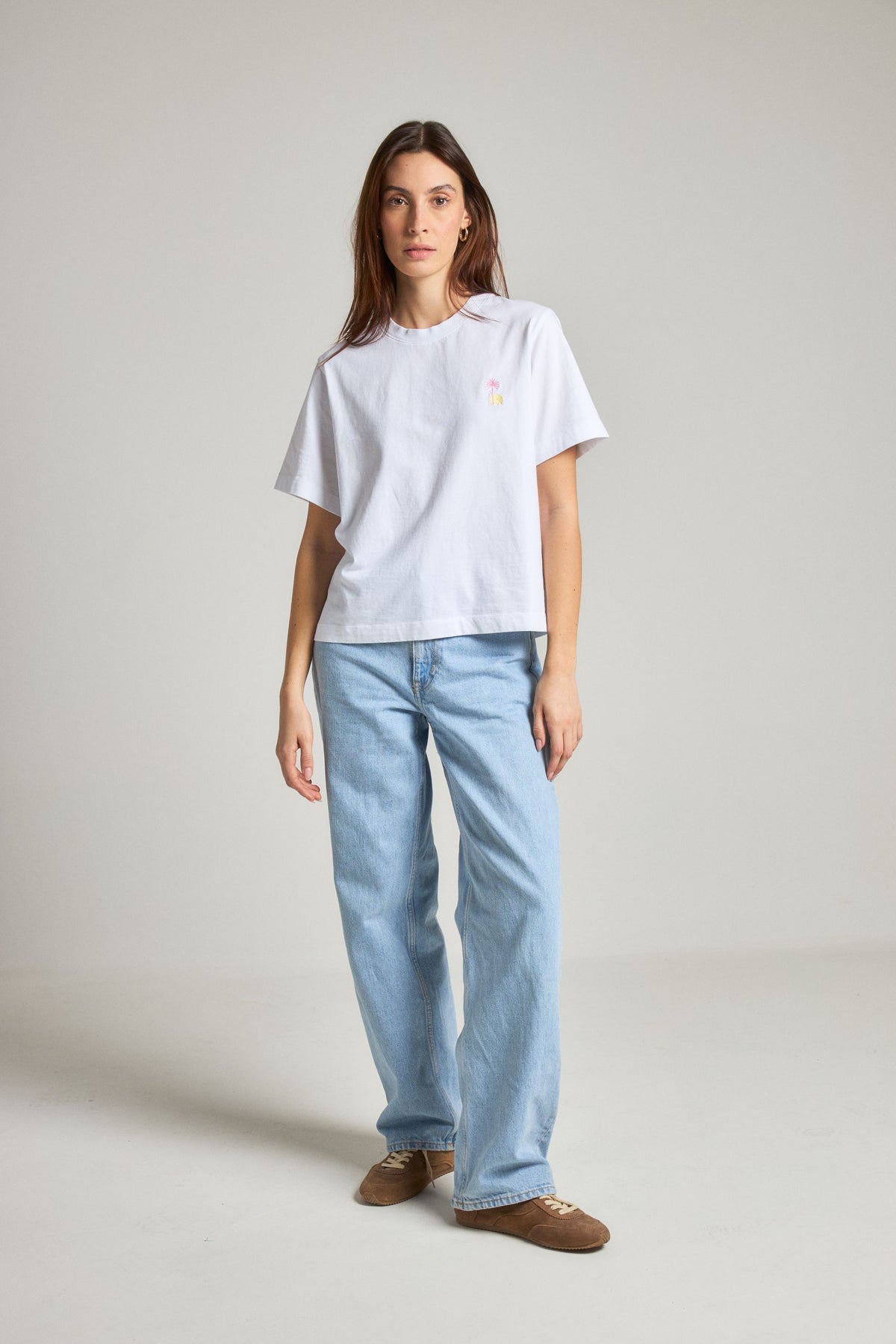 Persona che indossa una t-shirt bianca Antonyo Marest x Trendsplant Art Hut, vista frontale | TP_IMAGE_TYPE=MODEL_FRONT