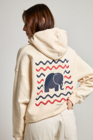 Persona che indossa una Women's Explanada Organic Oversized Hoodie Ivory, vista posteriore | TP_IMAGE_TYPE=MODEL_BACK