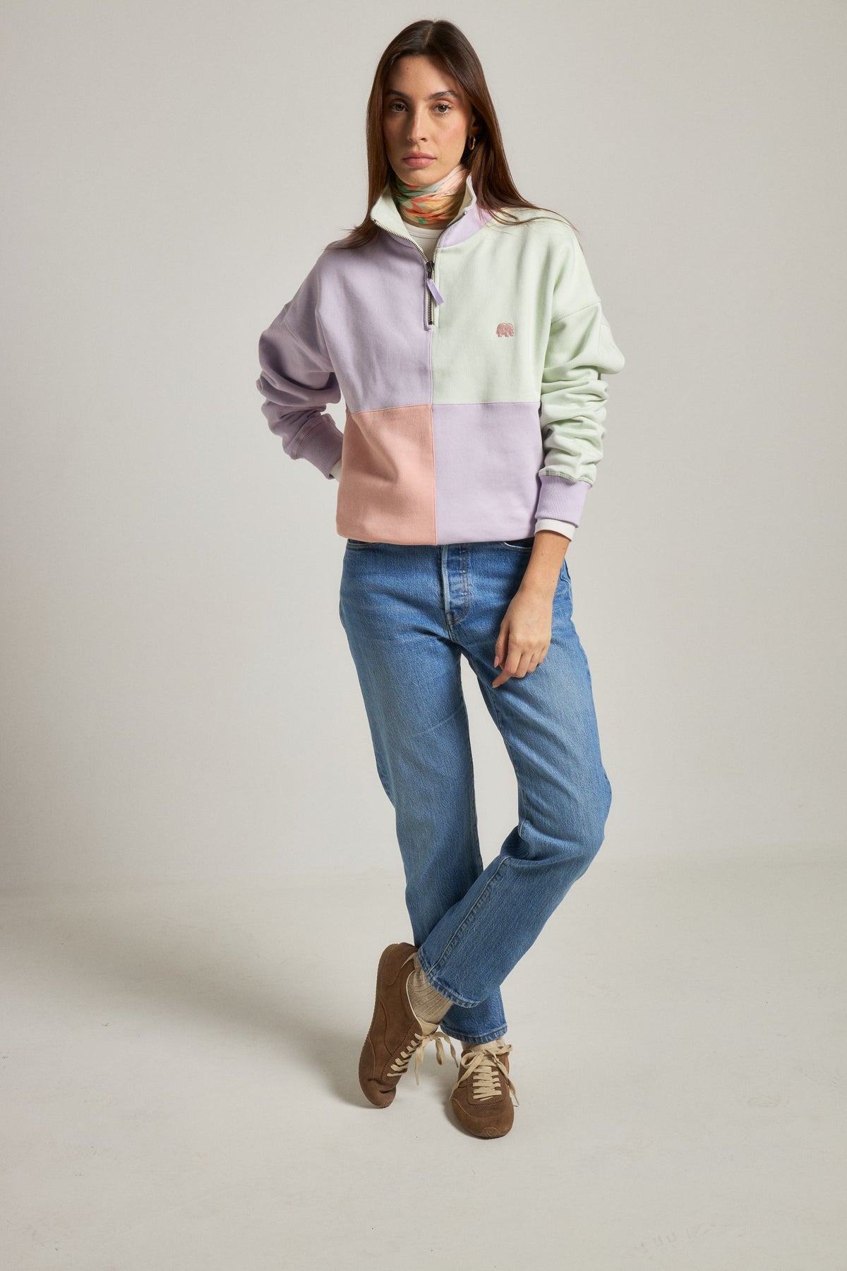 Persona che indossa una felpa con mezza zip oversize Color Block da donna, lavanda, vista frontale | TP_IMAGE_TYPE=MODEL_FRONT