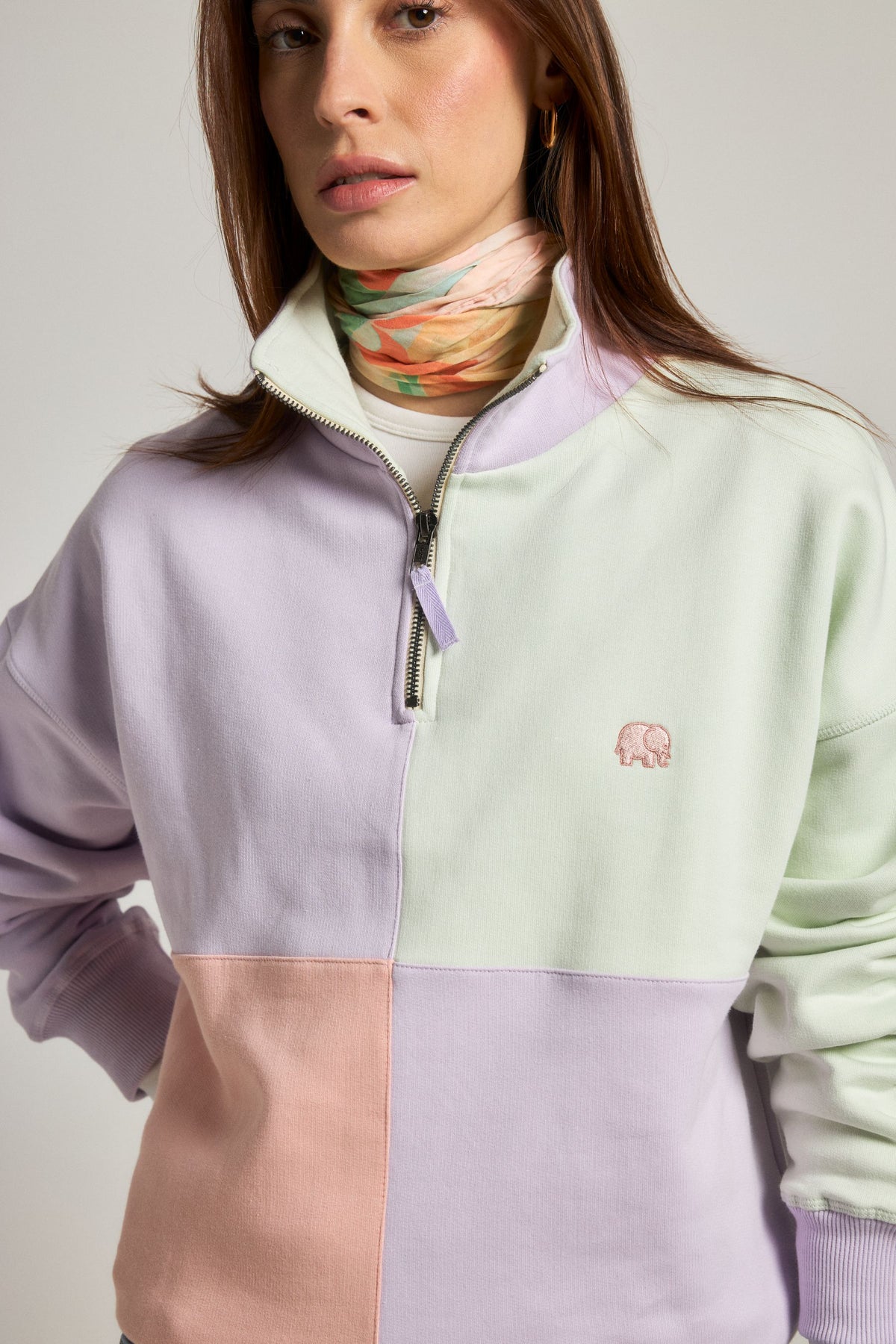 Persona che indossa una felpa half zip oversize Color Block color lavanda, vista frontale | TP_IMAGE_TYPE=MODEL_FRONT