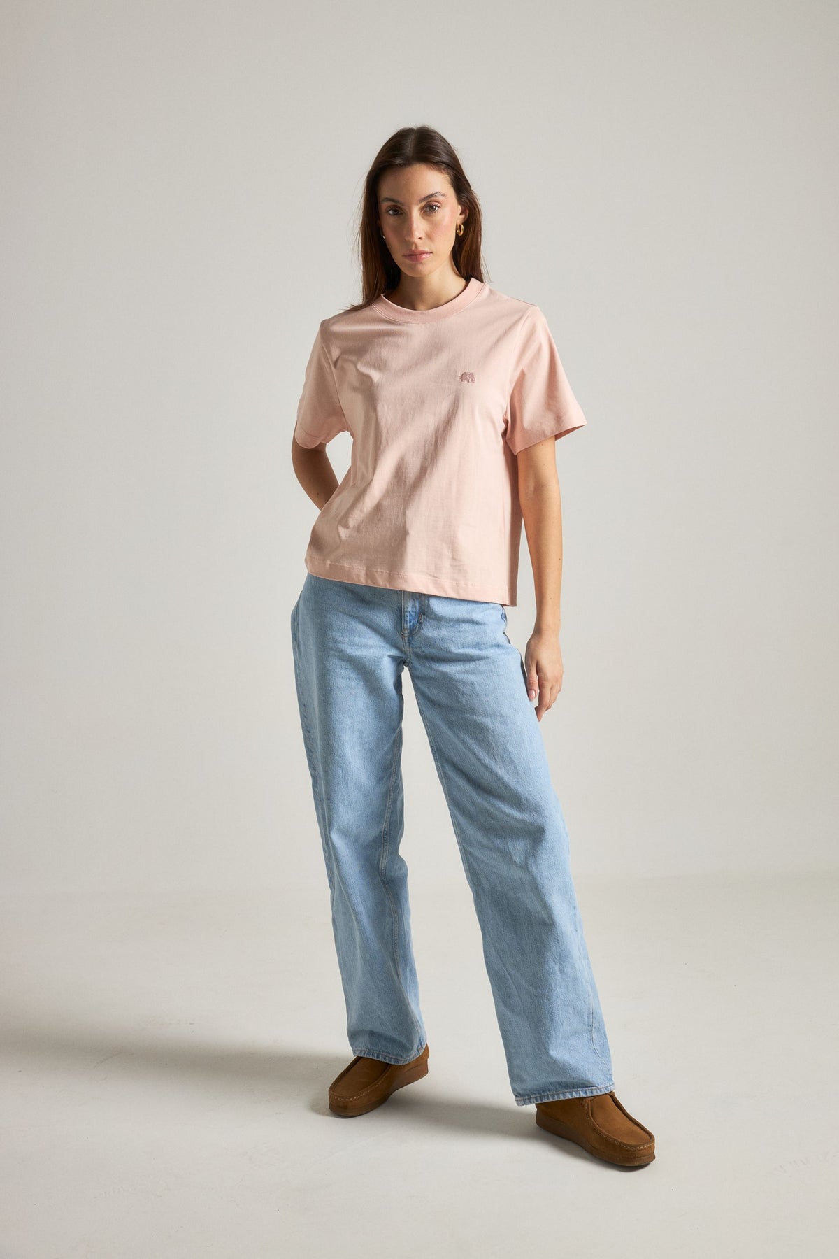Persona che indossa una t-shirt Pale Pink, vista frontale | TP_IMAGE_TYPE=MODEL_FRONT