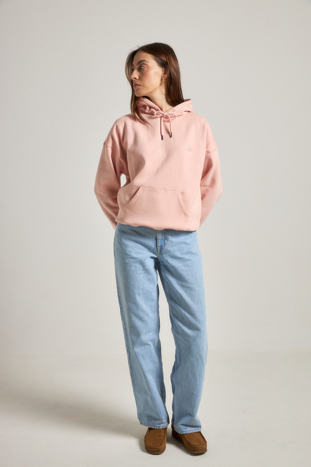 Personne portant un Women's Organic Essential Oversized Hoodie en rose pâle, vue de face | TP_IMAGE_TYPE=MODEL_FRONT