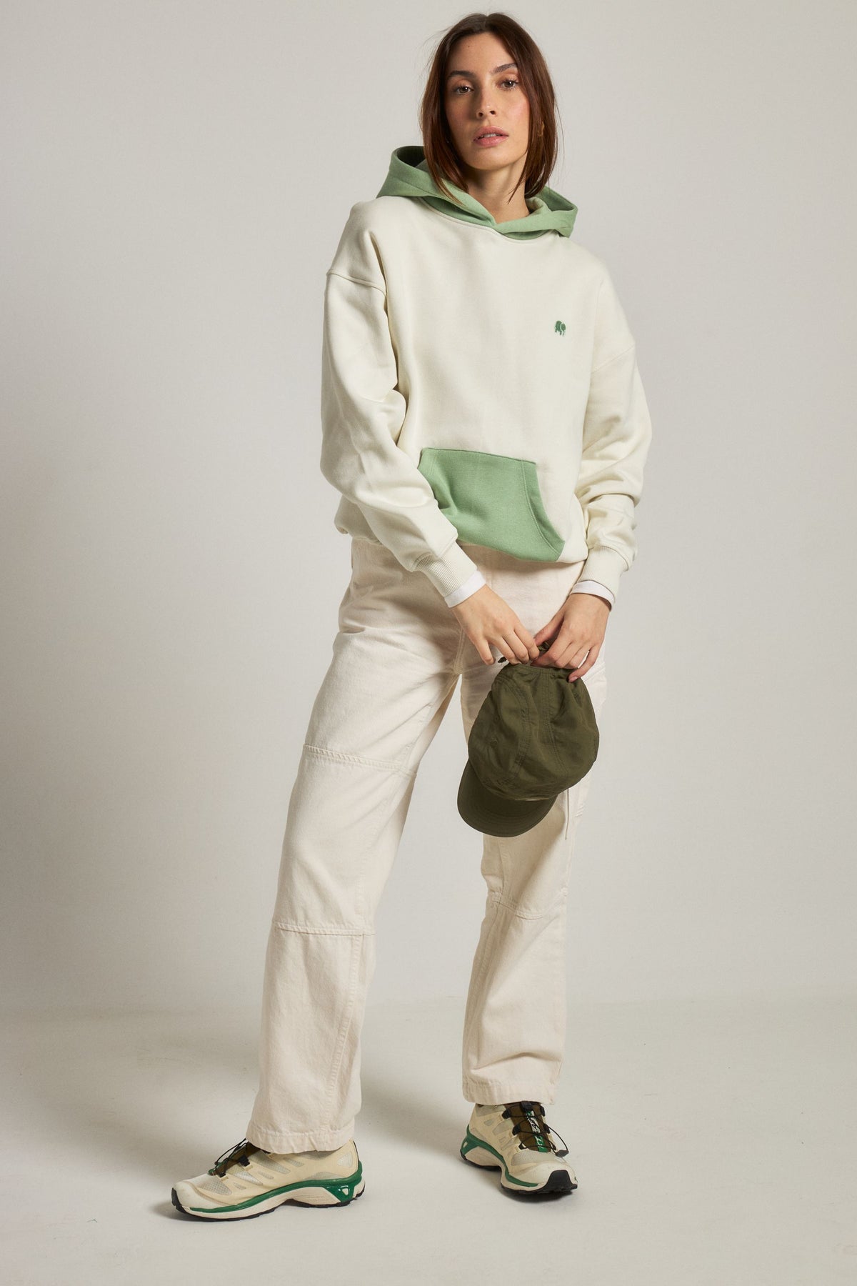 Vue de face d'une personne portant un sweat à capuche oversize color block Sea Glass | TP_IMAGE_TYPE=MODEL_FRONT