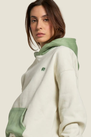 Personne portant un Women’s Color Block Oversized Hoodie in Sea Glass, vue de face | TP_IMAGE_TYPE=MODEL_FRONT