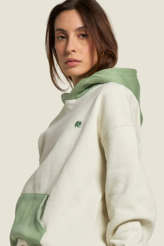 Personne portant un Women’s Color Block Oversized Hoodie in Sea Glass, vue de face | TP_IMAGE_TYPE=MODEL_FRONT