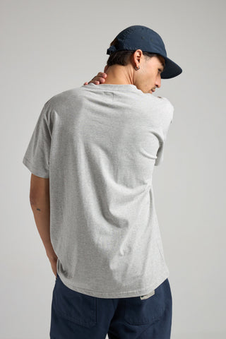 Persona che indossa una t-shirt organica Essentials in grigio mélange, vista di spalle | TP_IMAGE_TYPE=MODEL_BACK
