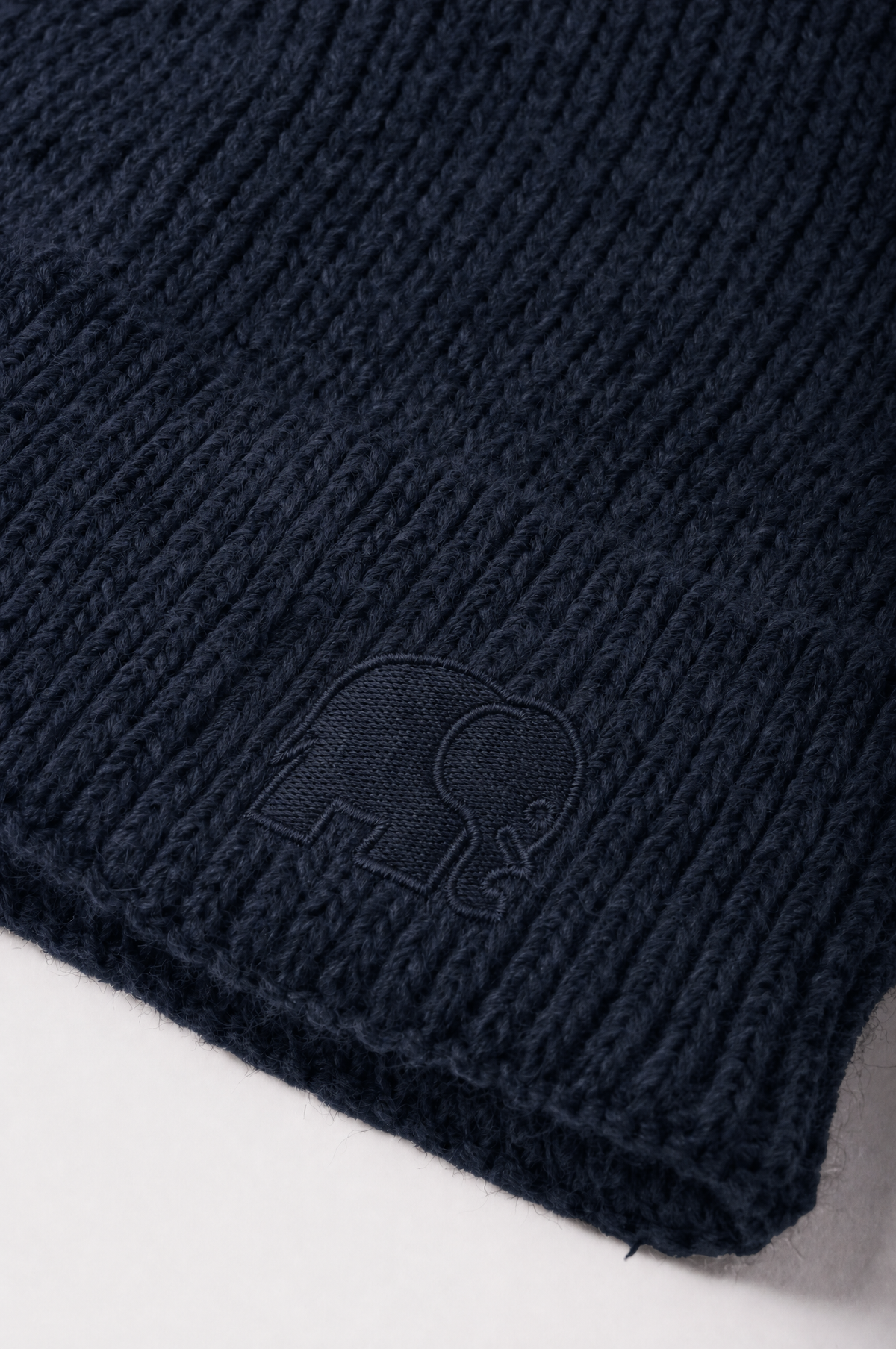 Bonnet en maille côtelée marine avec revers replié et détail logo | TP_IMAGE_TYPE=DETAIL