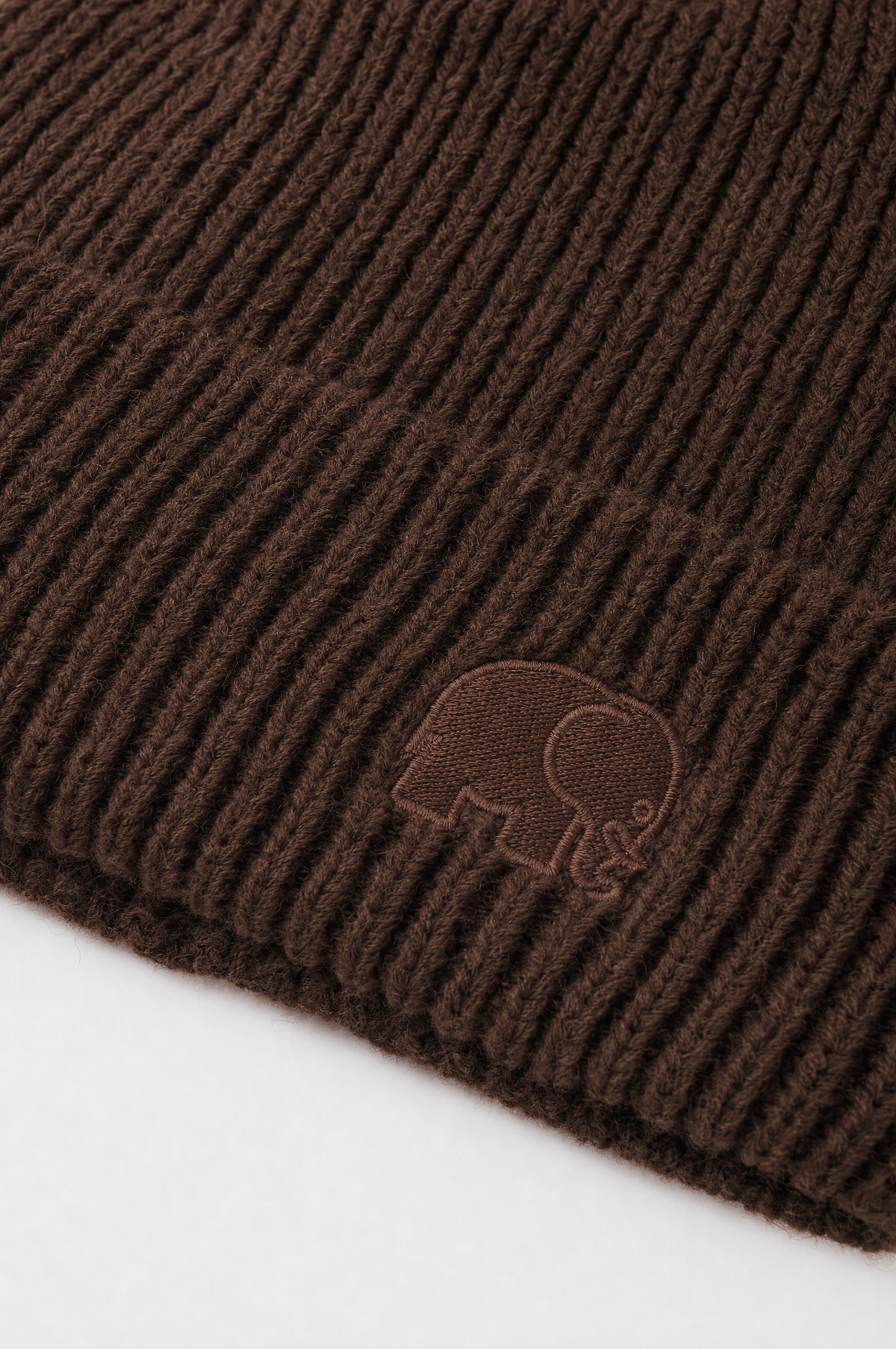 Bonnet en maille côtelée Chestnut avec bord replié et détail logo | TP_IMAGE_TYPE=DETAIL