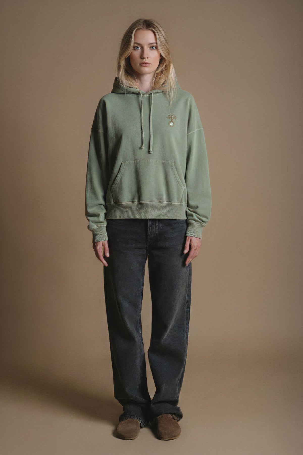 Persona che indossa una felpa oversize Silver Green, vista frontale | TP_IMAGE_TYPE=MODEL_FRONT