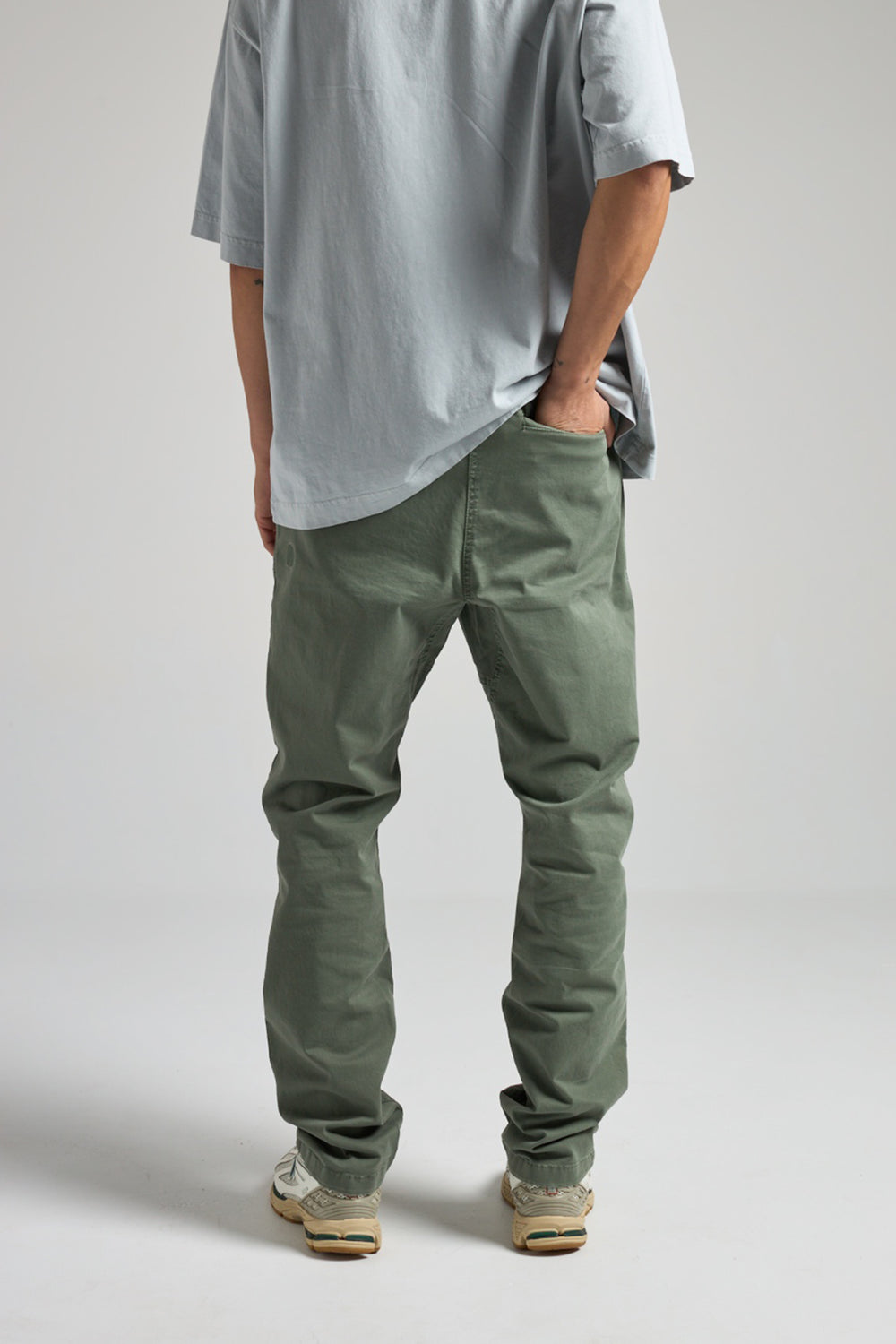 Person wearing Ecodye Cotton Climber Pant Menthol back view | TP_IMAGE_TYPE=MODEL_BACK