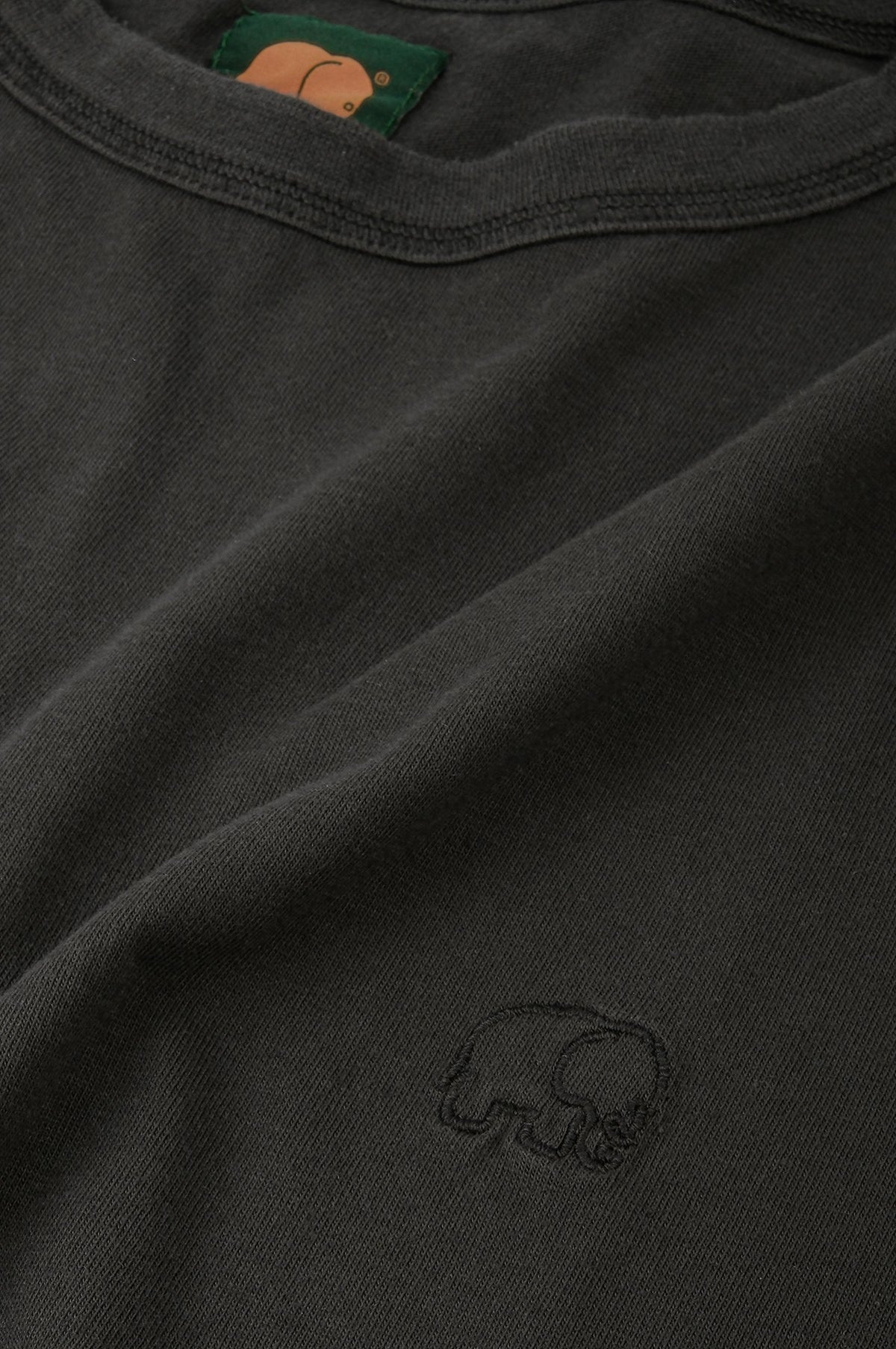 T-shirt oversize épais Essential Garment en Pirate Black avec détail d'étiquette brodée | TP_IMAGE_TYPE=DETAIL