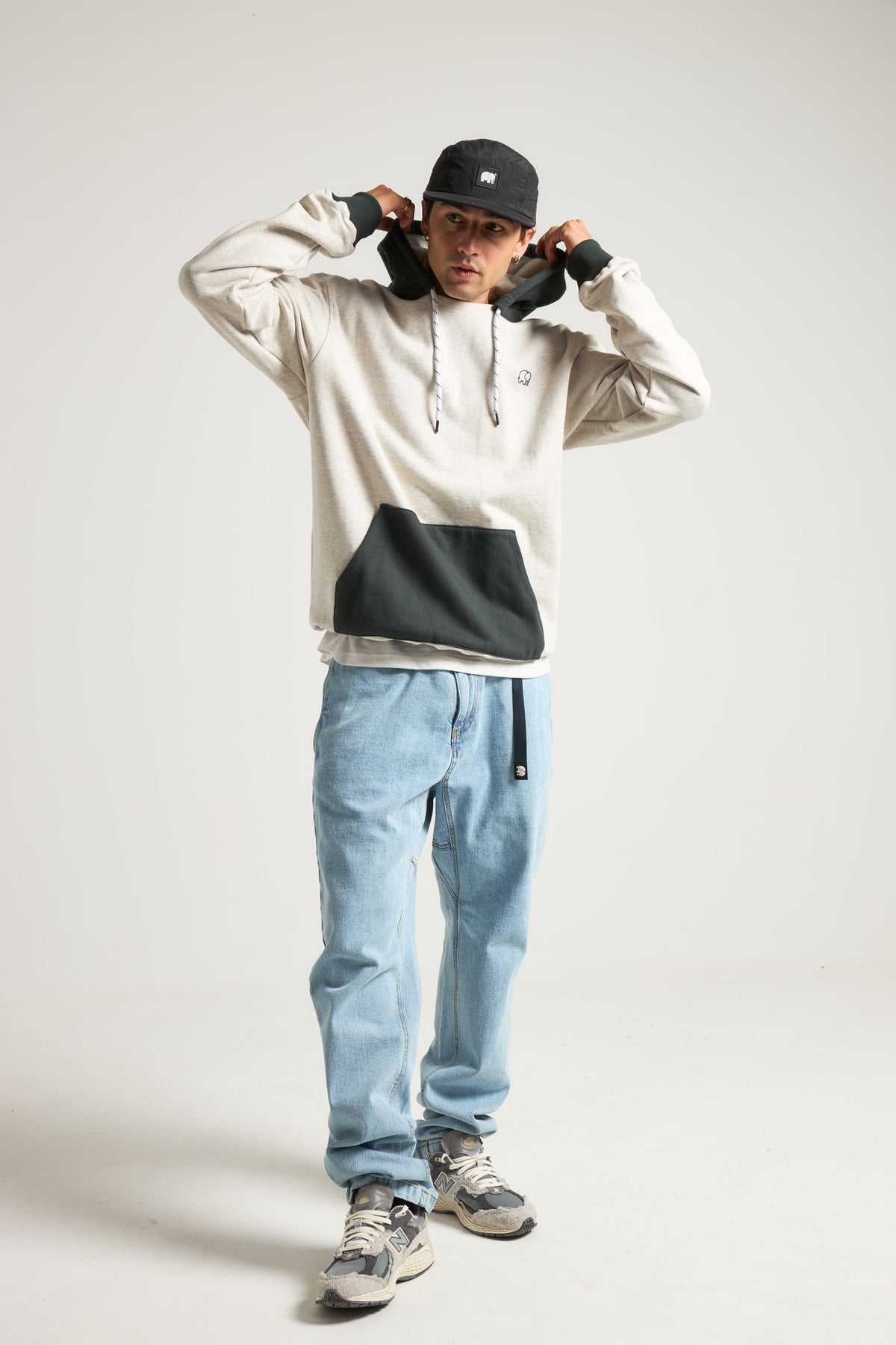 Personne portant un Hooded Oversized Sweatshirt en Warm Heather Grey/Scarab, vue de face | TP_IMAGE_TYPE=MODEL_FRONT