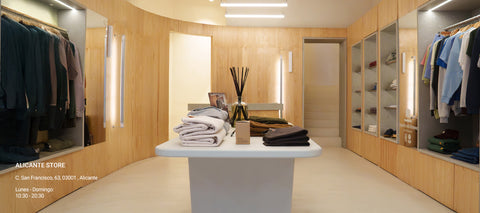 Intérieur de la boutique Trendsplant SF63 à Alicante, avec table centrale et présentoirs en bois