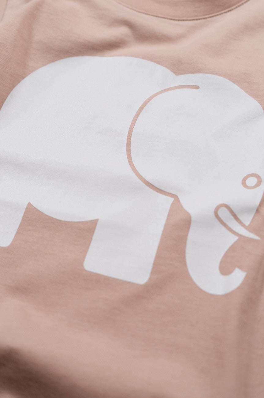 Détail du Kid's Organic Classic T-Shirt in Pink avec un graphique d'éléphant blanc | TP_IMAGE_TYPE=DETAIL