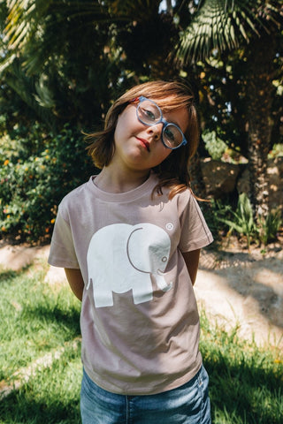 Personne portant un Kid's Organic Classic T-Shirt rose avec un graphique d'éléphant | TP_IMAGE_TYPE=MODEL_FRONT