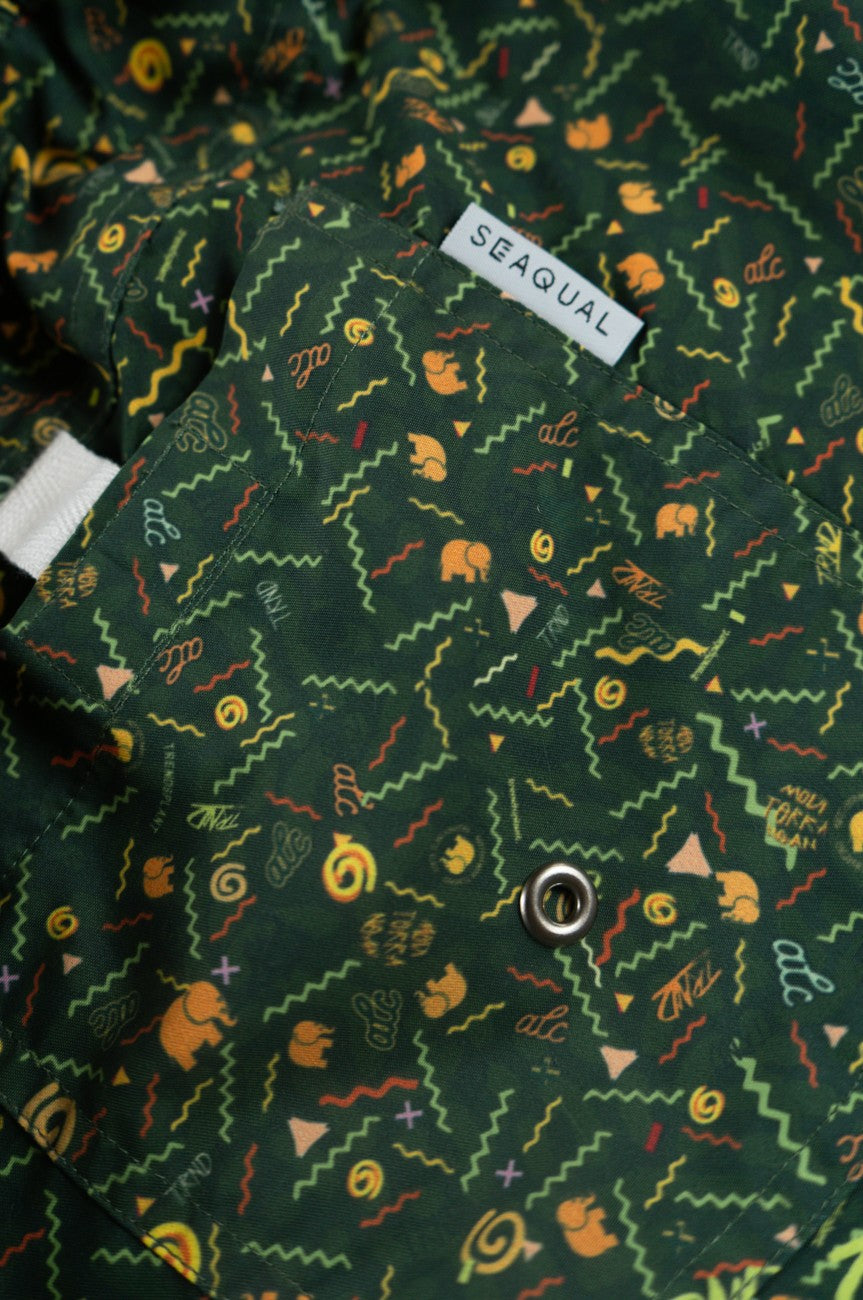 Short de bain Dogtown SEAQUAL®YARN vert vif avec des motifs colorés, avec une étiquette visible et un détail de poche | TP_IMAGE_TYPE=DETAIL