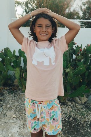 Personne portant un T-shirt classique bio pour enfant rose, vue de face | TP_IMAGE_TYPE=MODEL_FRONT