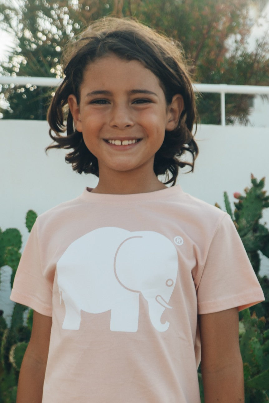 Personne portant un T-shirt classique bio pour enfant rose, vue de face | TP_IMAGE_TYPE=MODEL_FRONT