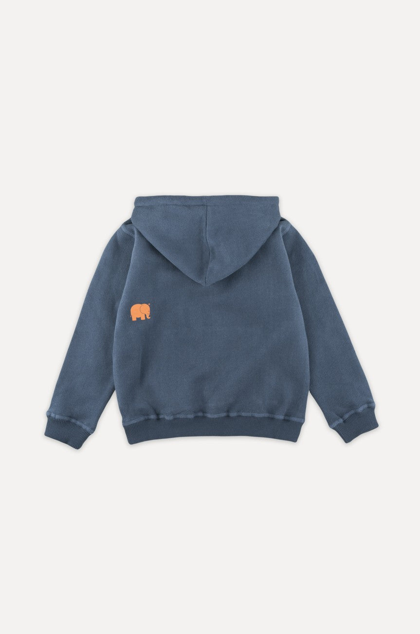 Felpa Classica Organica per Bambini in Trendsplant Blue che mostra il retro con un disegno giocoso di un elefante | TP_IMAGE_TYPE=MODEL_BACK