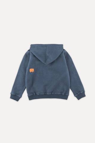 Felpa Classica Organica per Bambini in Trendsplant Blue che mostra il retro con un disegno giocoso di un elefante | TP_IMAGE_TYPE=MODEL_BACK