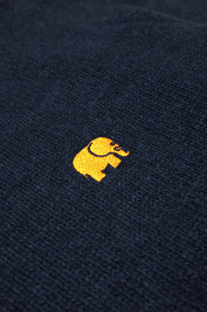 Dettaglio frontale del Sella Knit Blazer Navy con logo elefante ricamato | TP_IMAGE_TYPE=DETAIL
