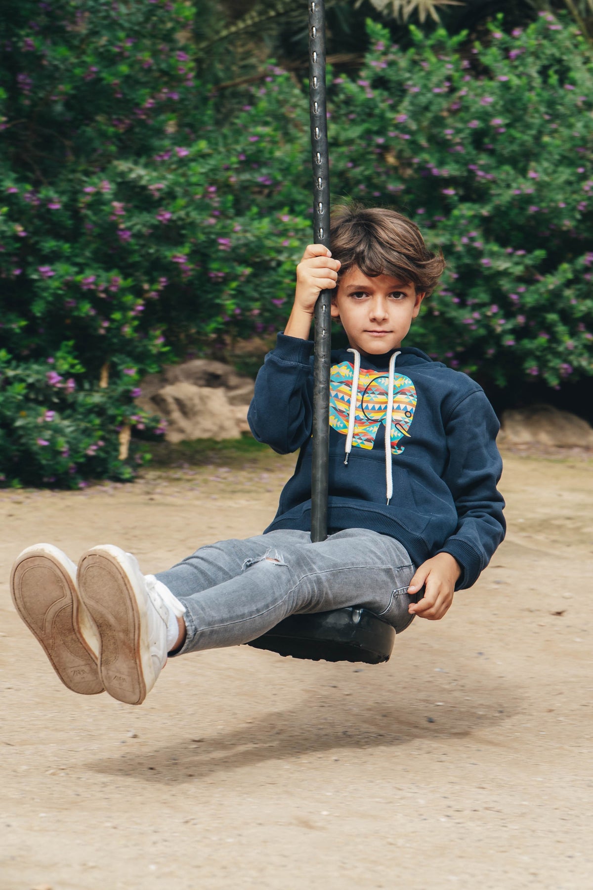 Persona che indossa una Kid's Navajo Organic Hoodie blu, vista frontale | TP_IMAGE_TYPE=MODEL_FRONT