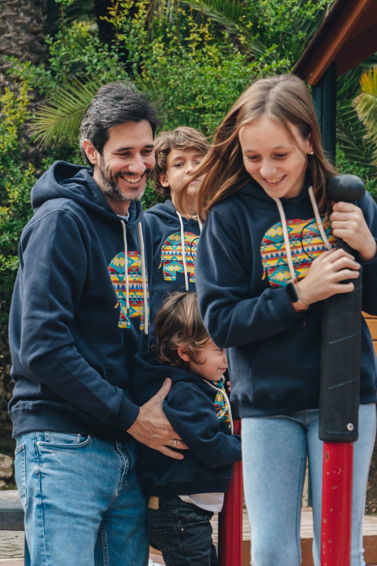 Personne portant un Kid's Navajo Organic Hoodie Trendsplant Blue, dans un cadre ludique | TP_IMAGE_TYPE=LIFESTYLE