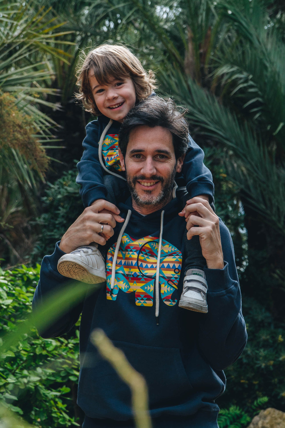 Personne portant un sweat à capuche bio Navajo pour enfant en bleu, vue de face | TP_IMAGE_TYPE=MODEL_FRONT
