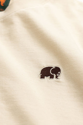Dettaglio ravvicinato del ricamo dell'elefante su una t-shirt essenziale in cotone organico naturale | TP_IMAGE_TYPE=DETAIL