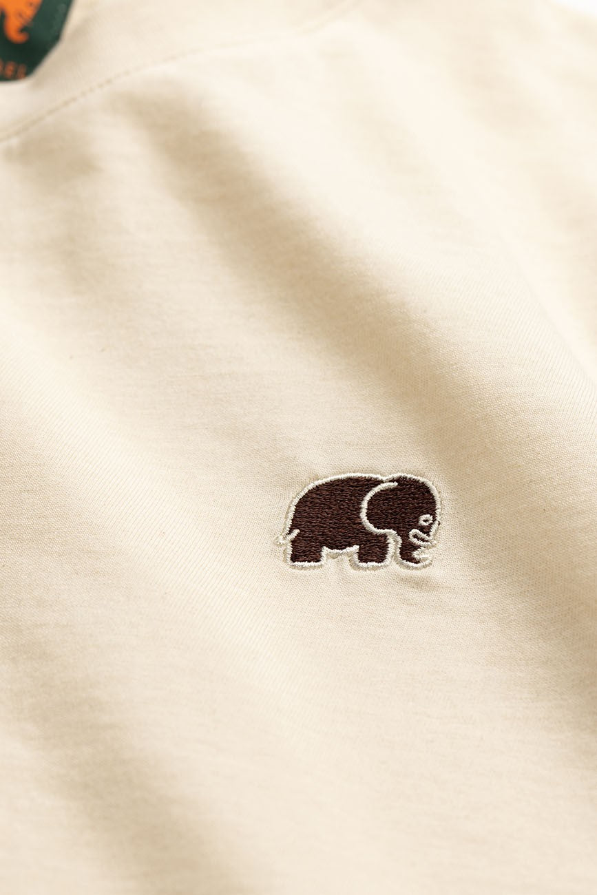 Dettaglio ravvicinato del ricamo dell'elefante su una t-shirt essenziale in cotone organico naturale | TP_IMAGE_TYPE=DETAIL