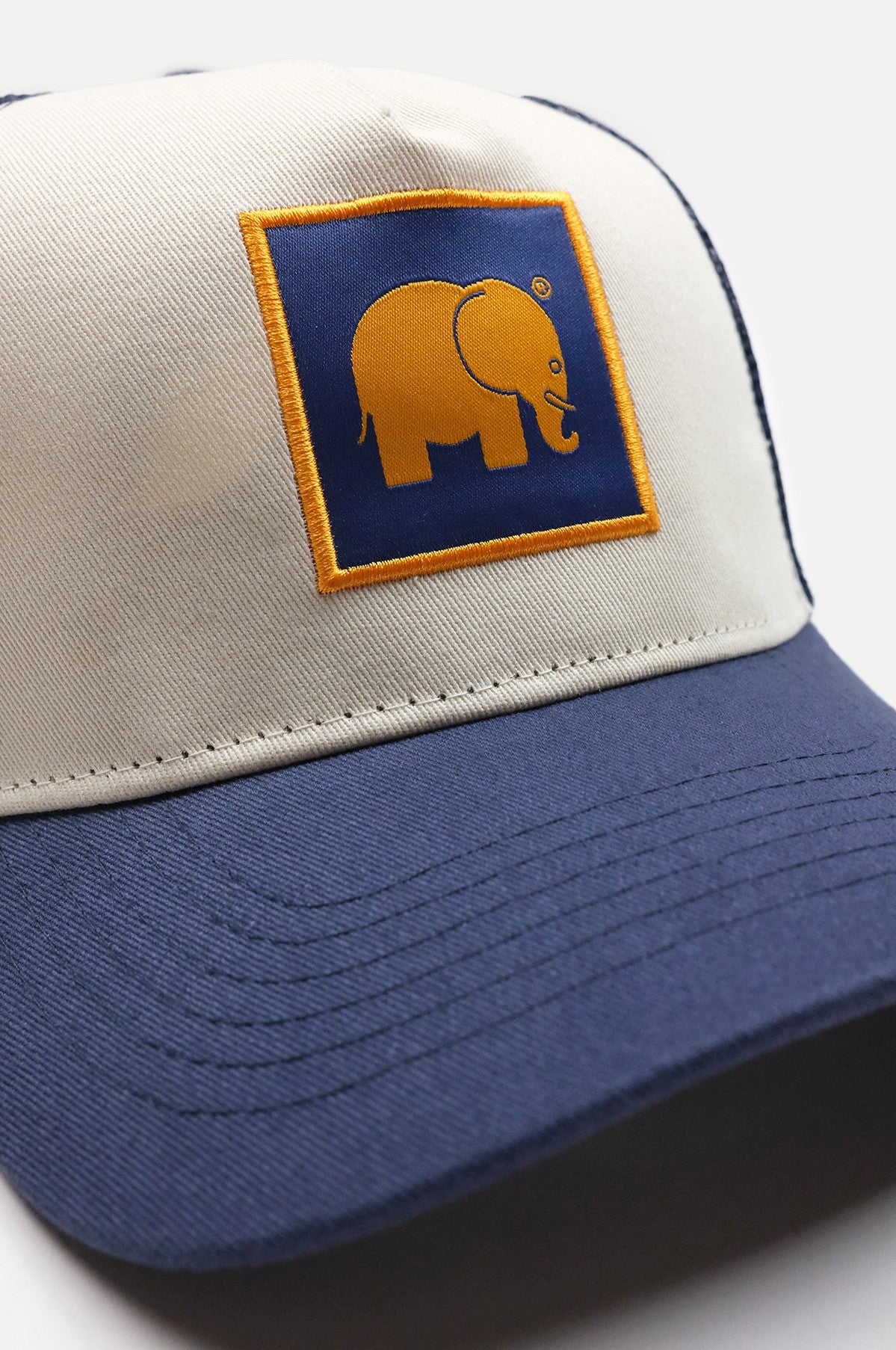 Classic Trucker Cap Navy con logo elefante ricamato, vista frontale | TP_IMAGE_TYPE=SILHOUETTE_FRONT
