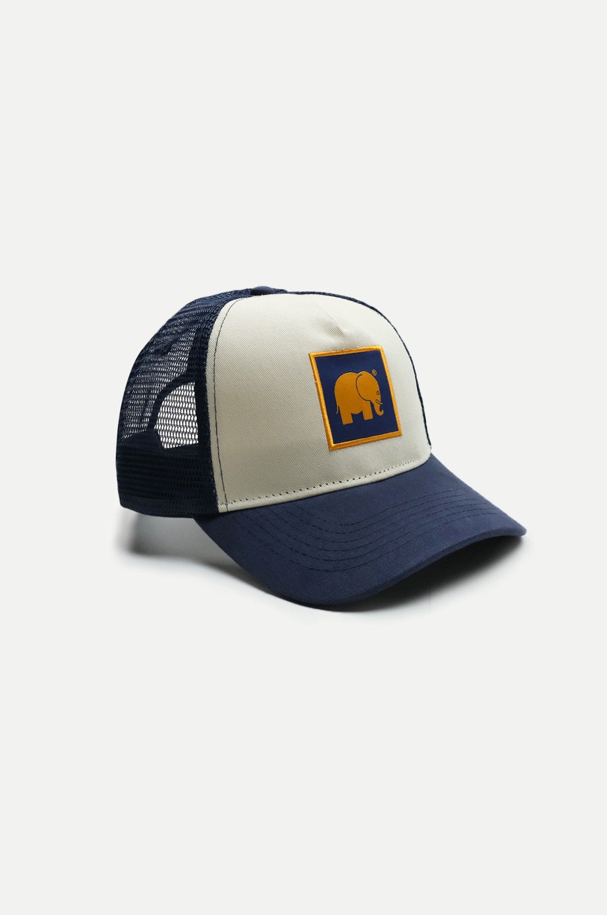 Classic Trucker Cap Navy mostrato di lato per mettere in risalto il design e il colore | TP_IMAGE_TYPE=SILHOUETTE_FRONT