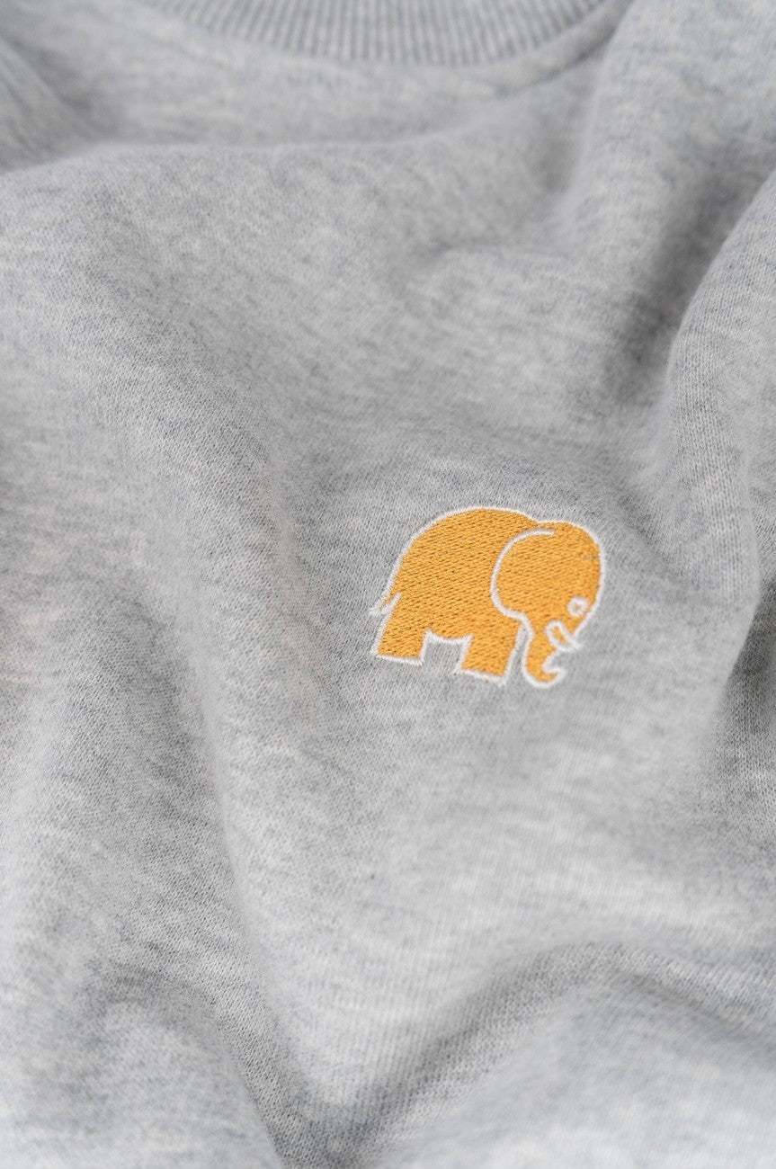 Primo piano della Organic Essential Sweatshirt in Heather Grey con un disegno di elefante ricamato. | TP_IMAGE_TYPE=DETAIL