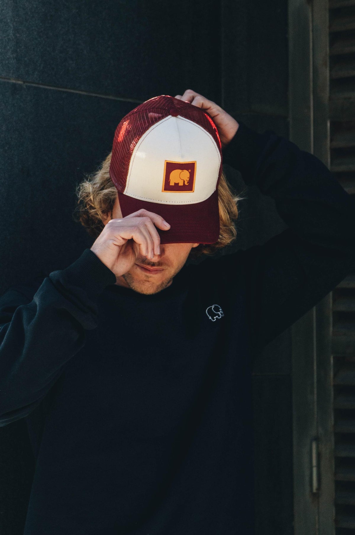 Personne portant une casquette trucker Classic bordeaux, vue de face | TP_IMAGE_TYPE=MODEL_FRONT