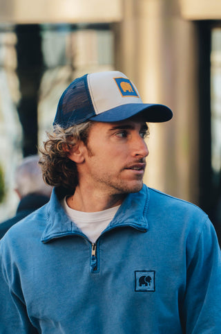 Persona che indossa un Classic Trucker Cap Navy, vista laterale | TP_IMAGE_TYPE=MODEL_FRONT