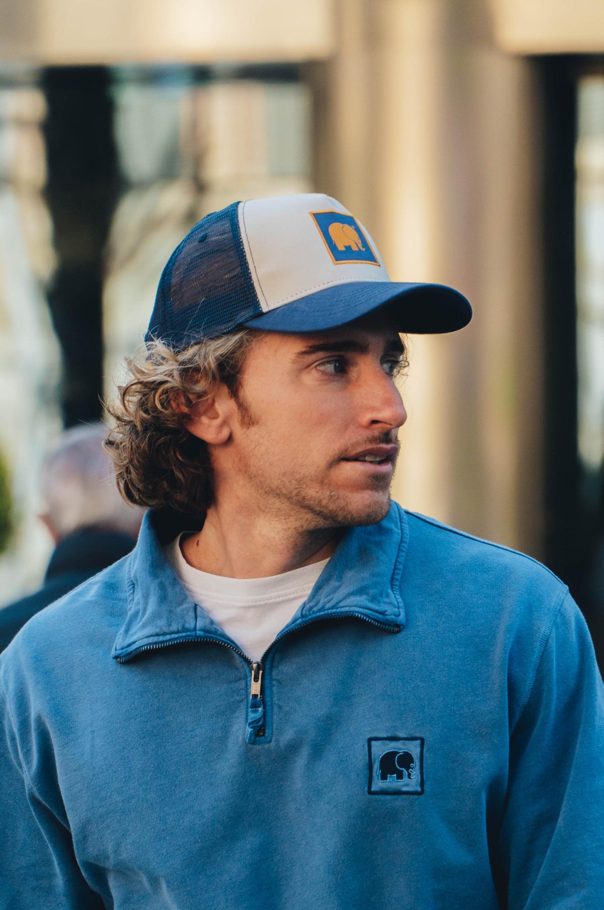 Persona che indossa un Classic Trucker Cap Navy, vista laterale | TP_IMAGE_TYPE=MODEL_FRONT