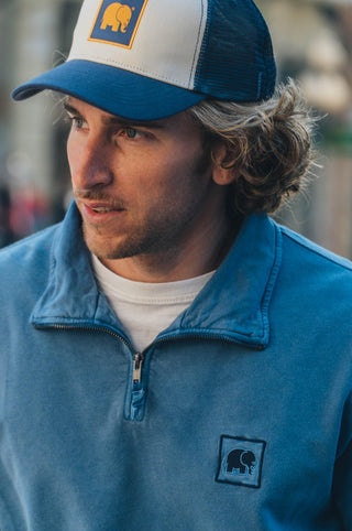 Persona che indossa un Classic Trucker Cap Navy, vista frontale | TP_IMAGE_TYPE=MODEL_FRONT