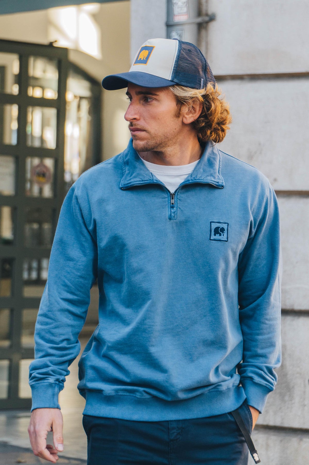 Persona che indossa un Classic Trucker Cap Navy | TP_IMAGE_TYPE=MODEL_FRONT