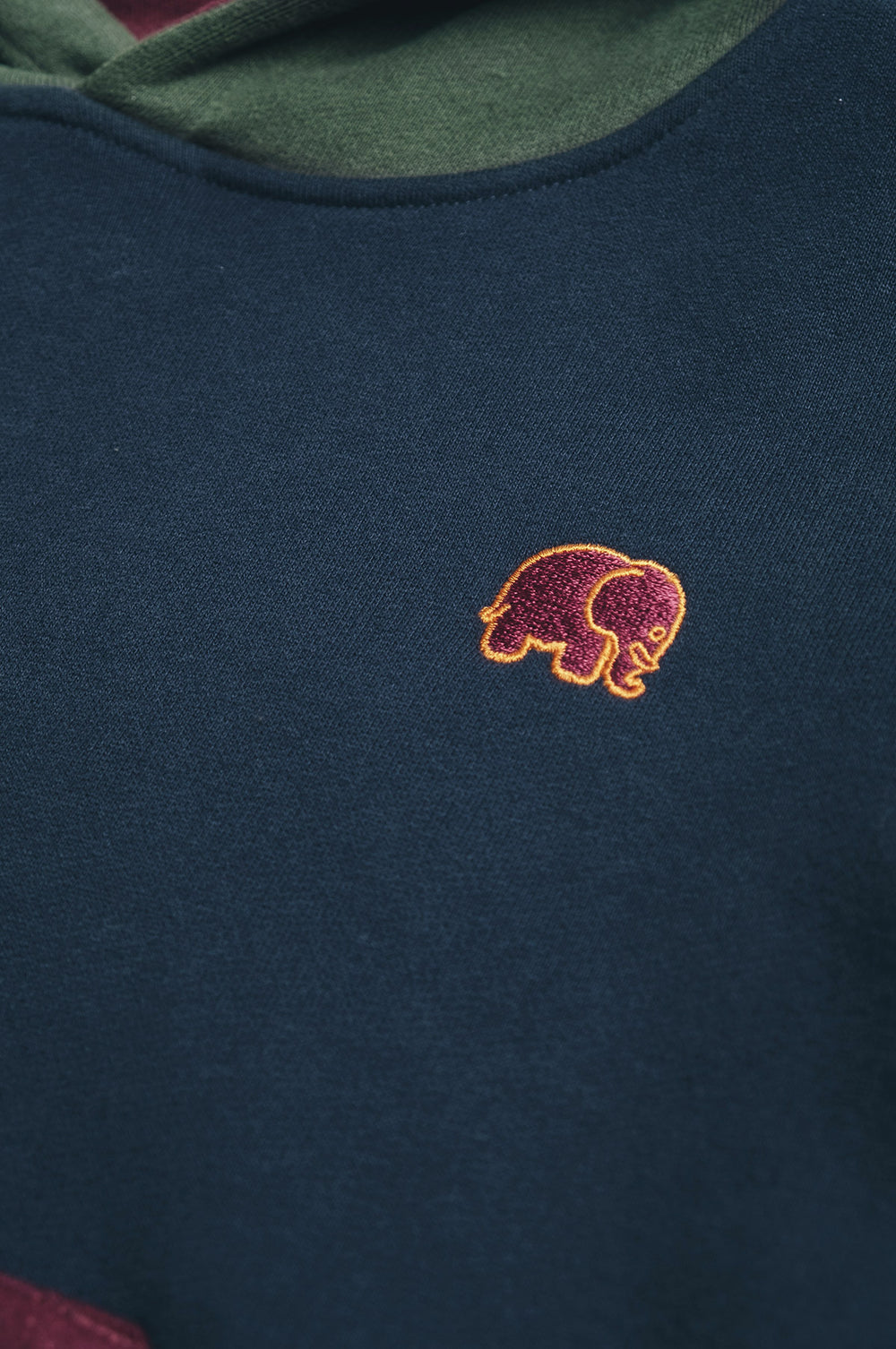 Détail en gros plan du Kid's Color Block Hoodie bleu avec un motif éléphant brodé | TP_IMAGE_TYPE=DETAIL
