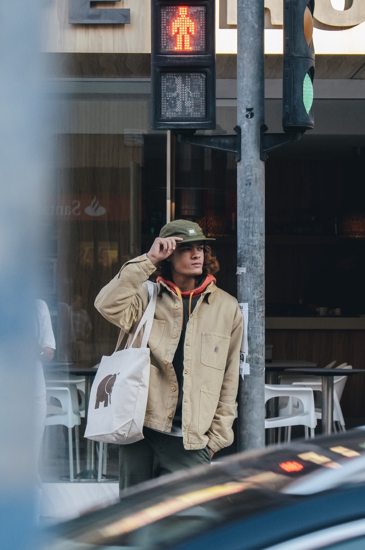 Personne portant une casquette five panel en nylon déperlant vert olive foncé, vue de face | TP_IMAGE_TYPE=MODEL_FRONT
