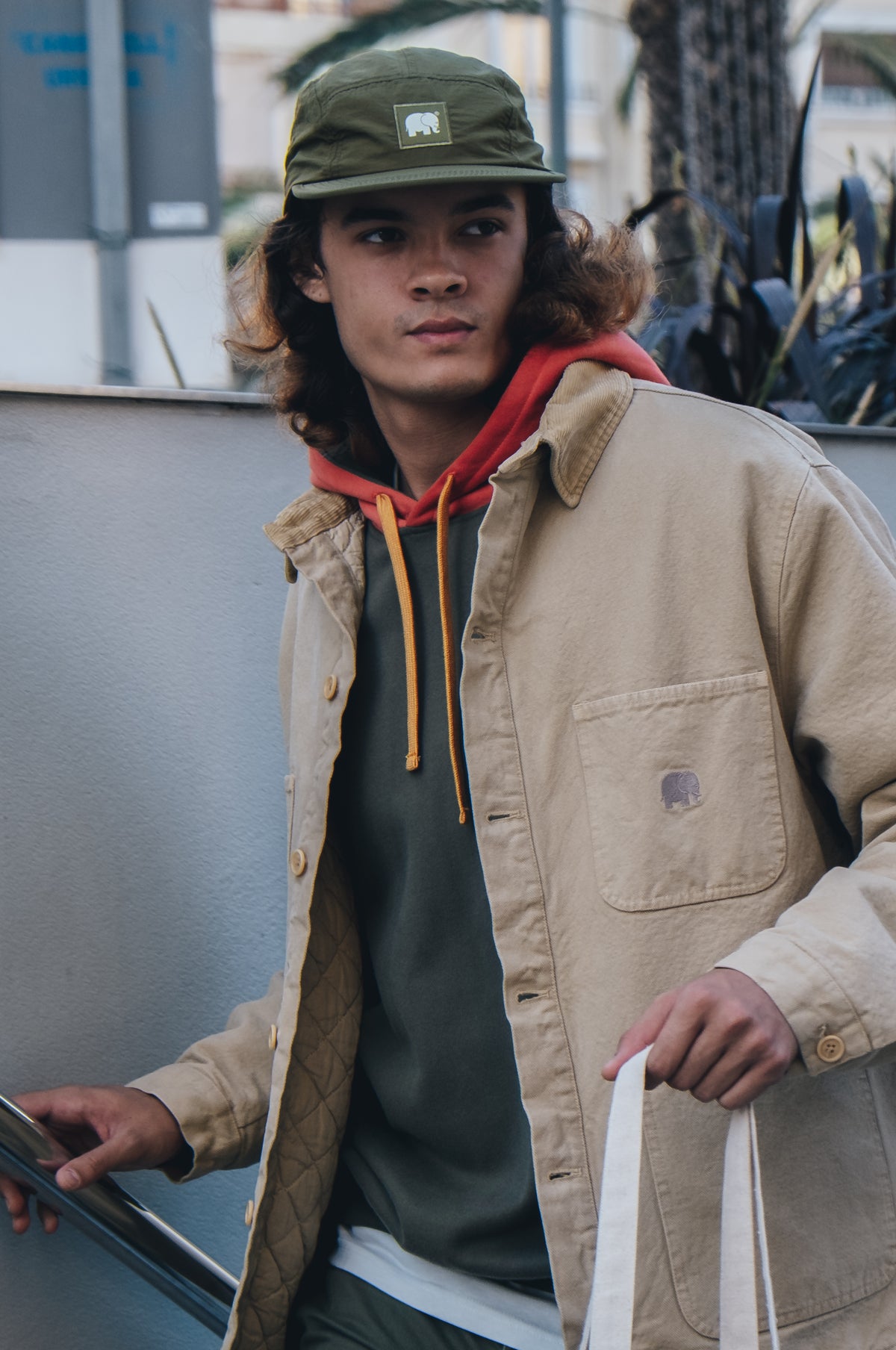 Personne portant une Water Repellent Nylon Five Panel Cap en Dark Olive, vue de face | TP_IMAGE_TYPE=MODEL_FRONT
